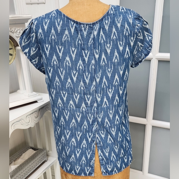 SAKS FIFTH AVENUE Pretty Printed Blue Chambray Short Sleeve Top EUC - Picture 3 of 6